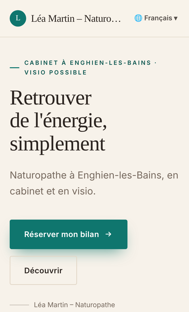 Haut de la page de Léa sur téléphone, modèle Élégance : badge « Cabinet à Enghien-les-Bains · Visio possible », titre « Retrouver de l’énergie, simplement », bouton « Réserver mon bilan » et menu des langues